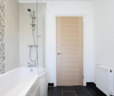 Well presented two bed apartment in a quaint cul de sac with courty... - Photo 6