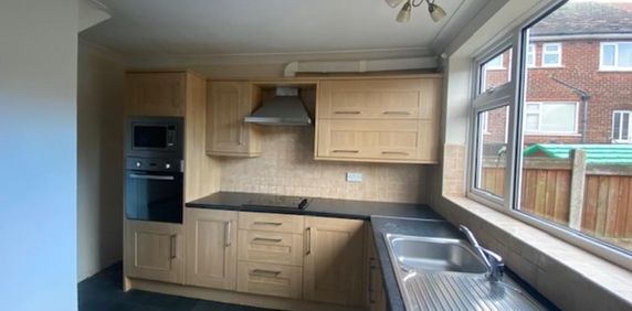 3 bedroom terraced house to rent - Photo 2