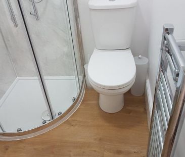 1 bedroom in a house share to rent - Photo 3