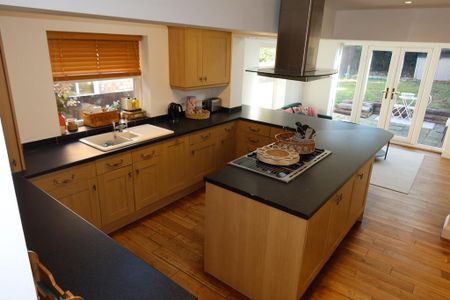 4 bedroom semi-detached house to rent - Photo 5