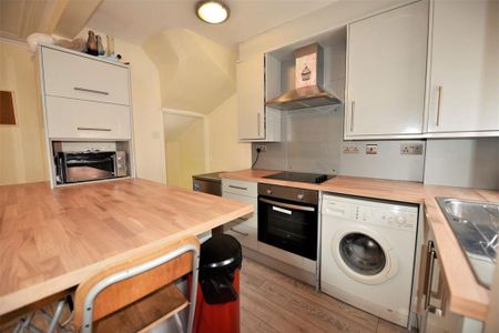 1 bedroom in a house share to rent - Photo 4