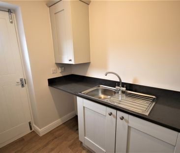 3 bedroom mid terrace to let - Photo 5