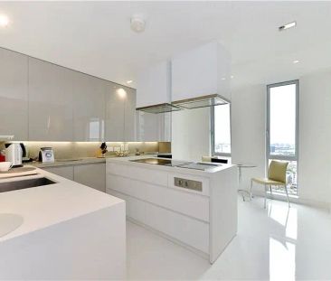 3 bedroom flat in London - Photo 2