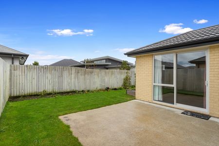 Near New Build Three Bedroom Family Home - Photo 2