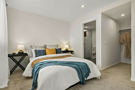 Luxurious 2 Bedroom Apartment With 2 Balconies - Photo 4