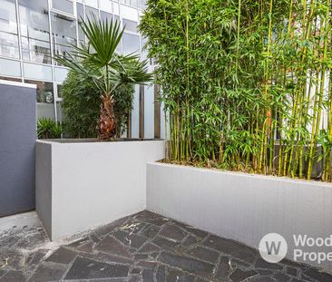 Stylish Sun-Filled Apartment Opposite Albert Park – Private Courtya... - Photo 5