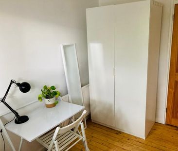 Canal-View Room in the Heart of Hackney - Photo 2