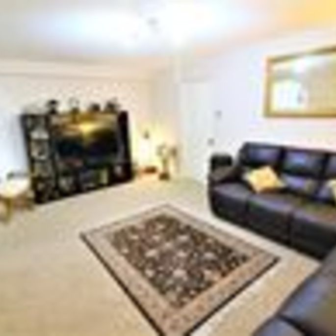 Comer Crescent, Southall - Photo 1