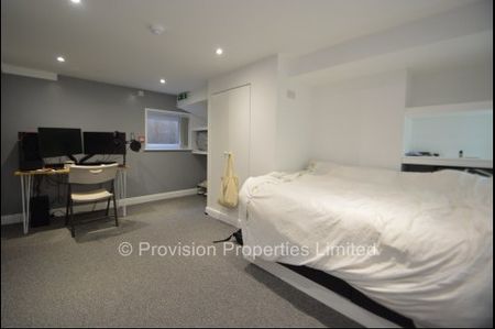 4 Bedroom Regent Park Avenue - Photo 4