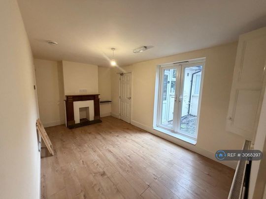 4 bedroom end of terrace house to rent - Photo 1