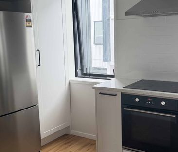 Stylish Townhouse in Highbury - Photo 2