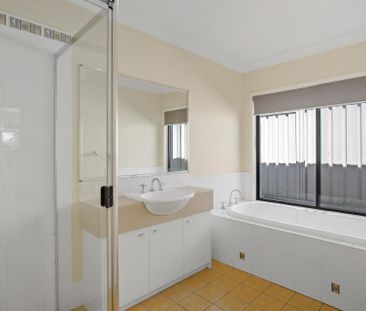 Large 4 Bedroom Family Home - Photo 3