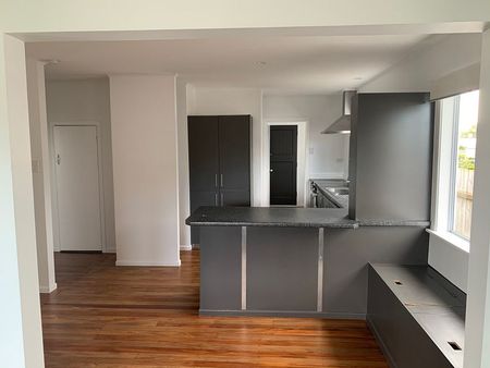 Standalone -Family Friendly - w workshop garage. - Photo 4