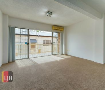 BIG, BREEZY 2 BEDROOM UNIT IN SUPER HANDY LOCATION ! - Photo 2