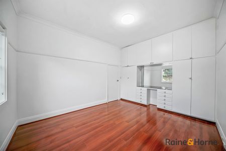 Best Schools Catchmenf, Walk to Shops & Station, Fully Renovate Home - Photo 3