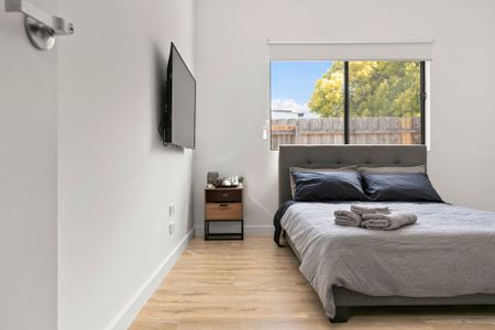 Brand new rooming house, modern & all bills included! - Photo 4