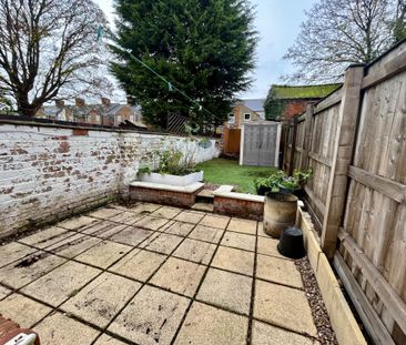 ***Two double bedrooms*** easy access into Derby city centre + Roya... - Photo 5