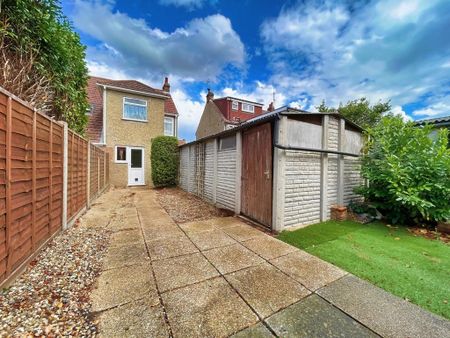 3 bedroom semi-detached house to rent - Photo 2