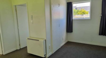 Sunny, cozy unit, ready for new tenants to call home - Photo 2