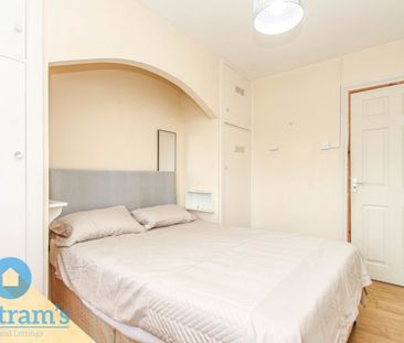 3 bed Flat for Rent - Photo 6