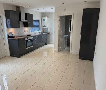 Flat, Tuttle Hill, Nuneaton, CV10 - Photo 2