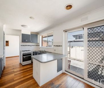 Prime Location! - Photo 2