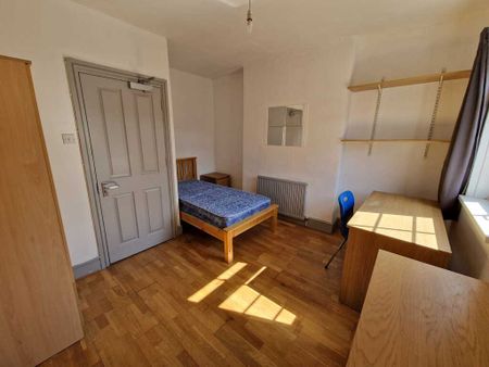 5 Bed Student Accommodation - Photo 2