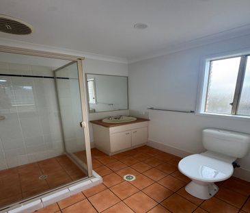 Beautifully refurbished 4 brm family home, new paint-new blinds-sep... - Photo 1