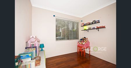 Extra Large Interiors in a Sought-After Locale (110sqm) - Photo 4