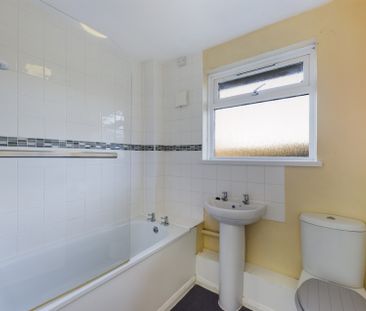 Maple Close , Cam , Dursley , Glos , GL11 - Photo 4