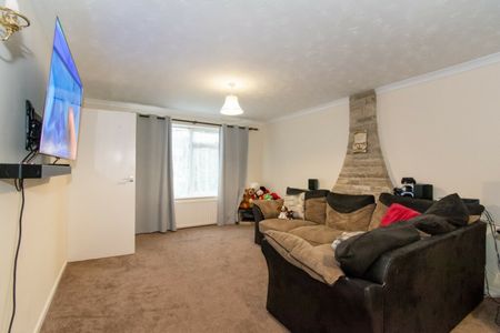 4 Bed Detached House Egdon Drive - Photo 2