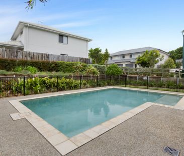 HUGE Townhouse with garden shed for storage!! - Photo 1