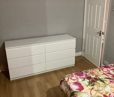 Room in a Shared House, Ilford, IG1 - Photo 1