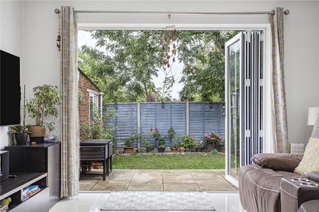 Worple Road, Staines-upon-Thames, Surrey, TW18 1EF - Photo 2