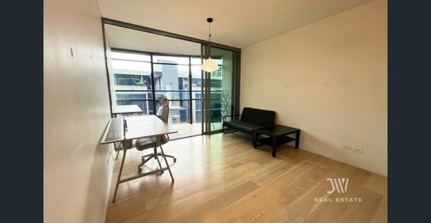 Furnished 1-Bedroom Apartment in Central Park - Photo 1