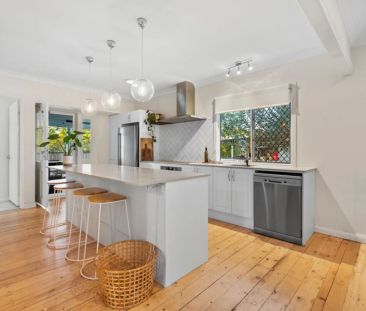 Beautifully renovated home with elevated outlooks - Photo 3