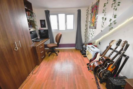 8 bedroom House in Richmond Avenue, Leeds - Photo 4