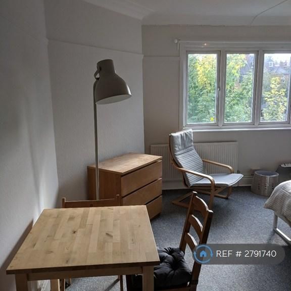 1 bedroom in a house share to rent - Photo 1