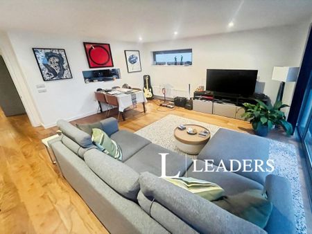 3 bedroom flat to rent - Photo 3