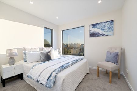 Low-maintenance brand new property blends unbeatable convenience - Photo 4