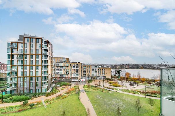 2 bedroom flat in Coster Avenue - Photo 1