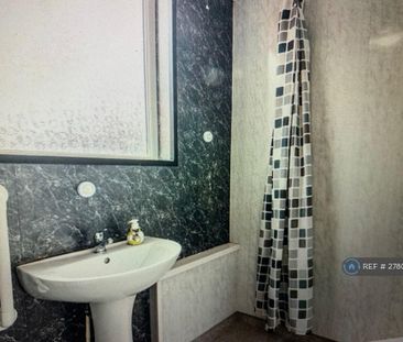 3 bedroom flat to rent - Photo 6