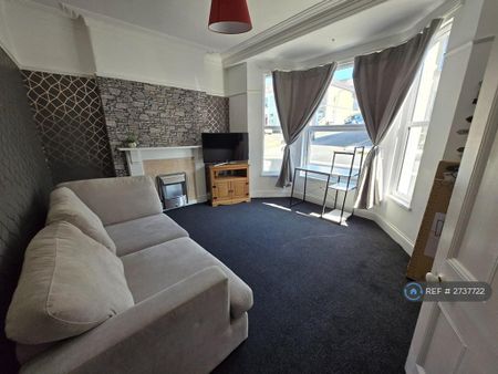 4 bedroom end of terrace house to rent - Photo 2