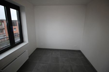 Recent appartement met terras, berging en ondergrondse autostaanplaats. - Photo 2