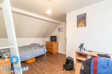 References Pending - 6 bed Semi-Detached House - Photo 2