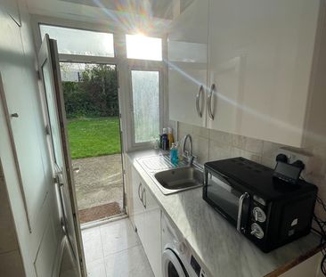 Room in a Shared Flat, Marina Court, E3 - Photo 6