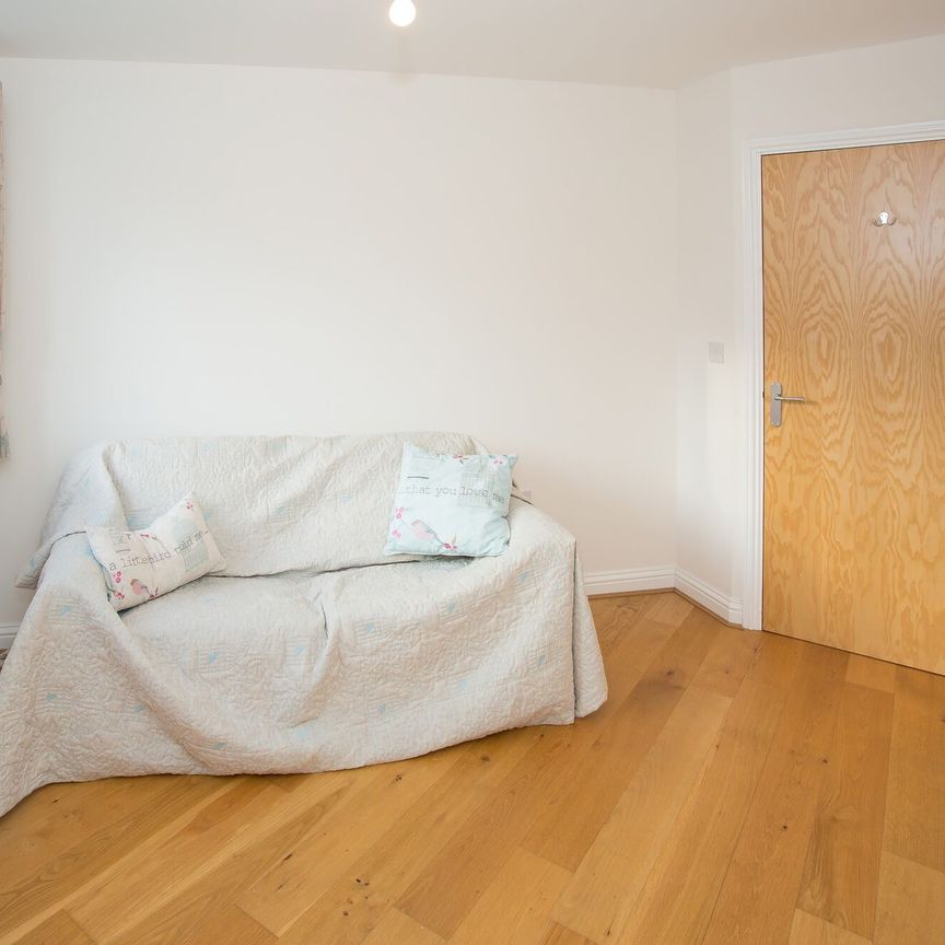 Available unfurnished now - Photo 1