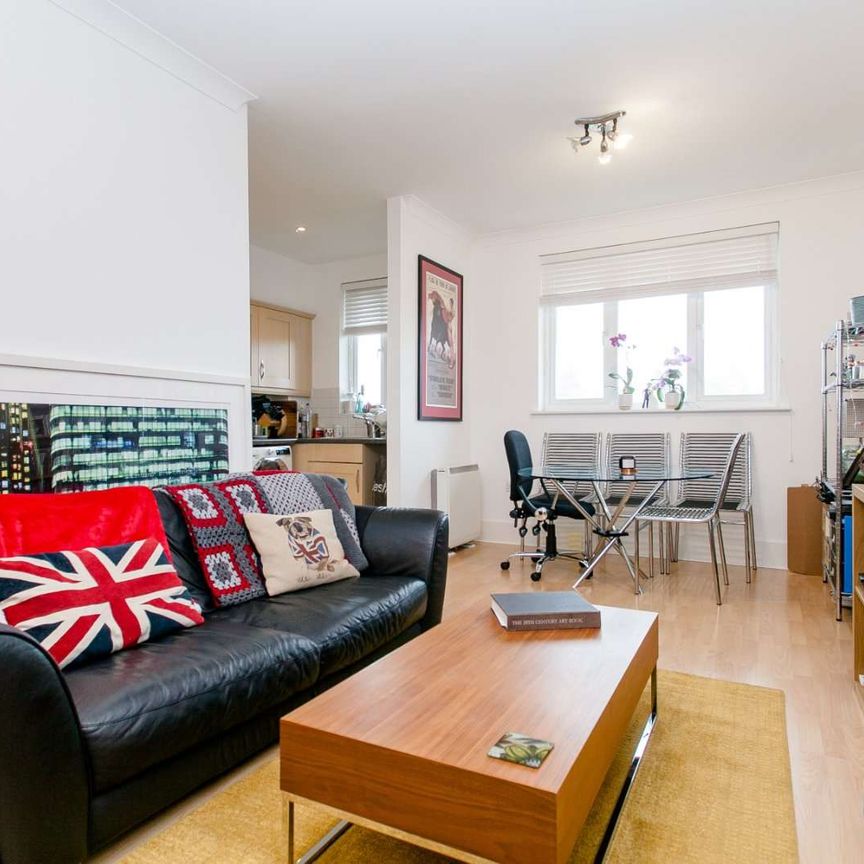 Large one bedroom apartment located in Haggerston. - Photo 1