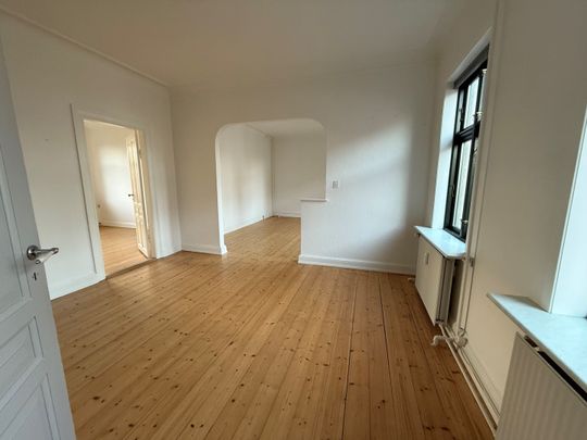 God lys 1. sals lejlighed tæt på centrum - Photo 1