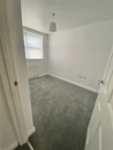 Warden Court, - Photo 2